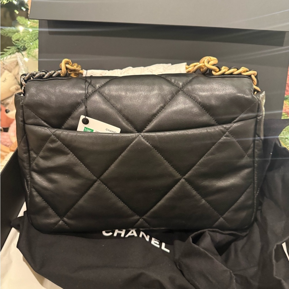 Chanel 19 black new in box and dust bag - Picture 13 of 13